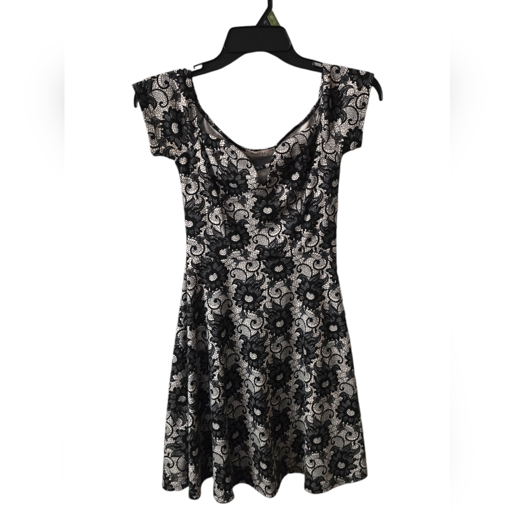 Propose style Off the shoulders mini floral white and black dressMedium V-